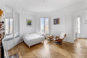 3 bedrooms, desk, WiFi, bed sheets - Subtly Vintage, by Veeve (Paris)