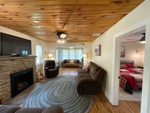 Smart-TV, peis, bøker og PC-skjermer