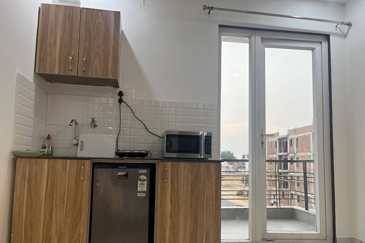 Apartemen Standar | Dapur kecil pribadi | Lemari es kecil dan microwave