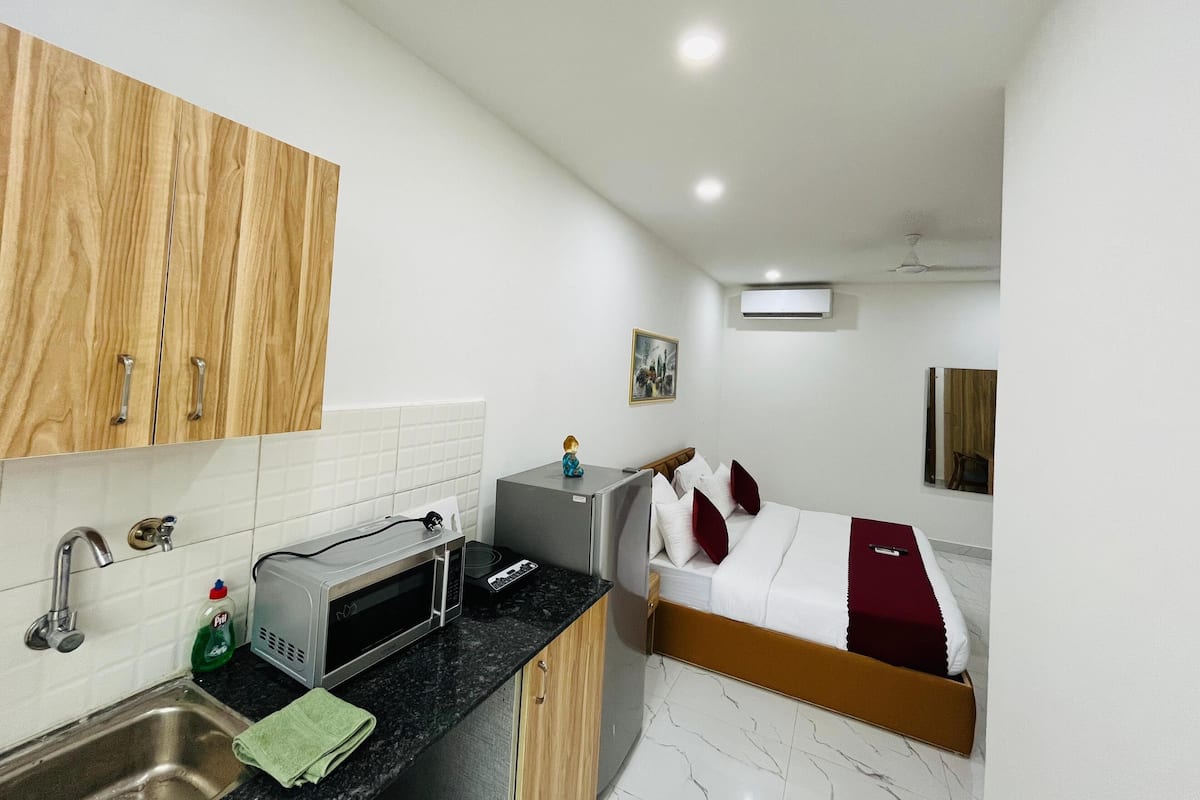 Apartemen Premium | Dapur kecil pribadi | Lemari es kecil dan microwave