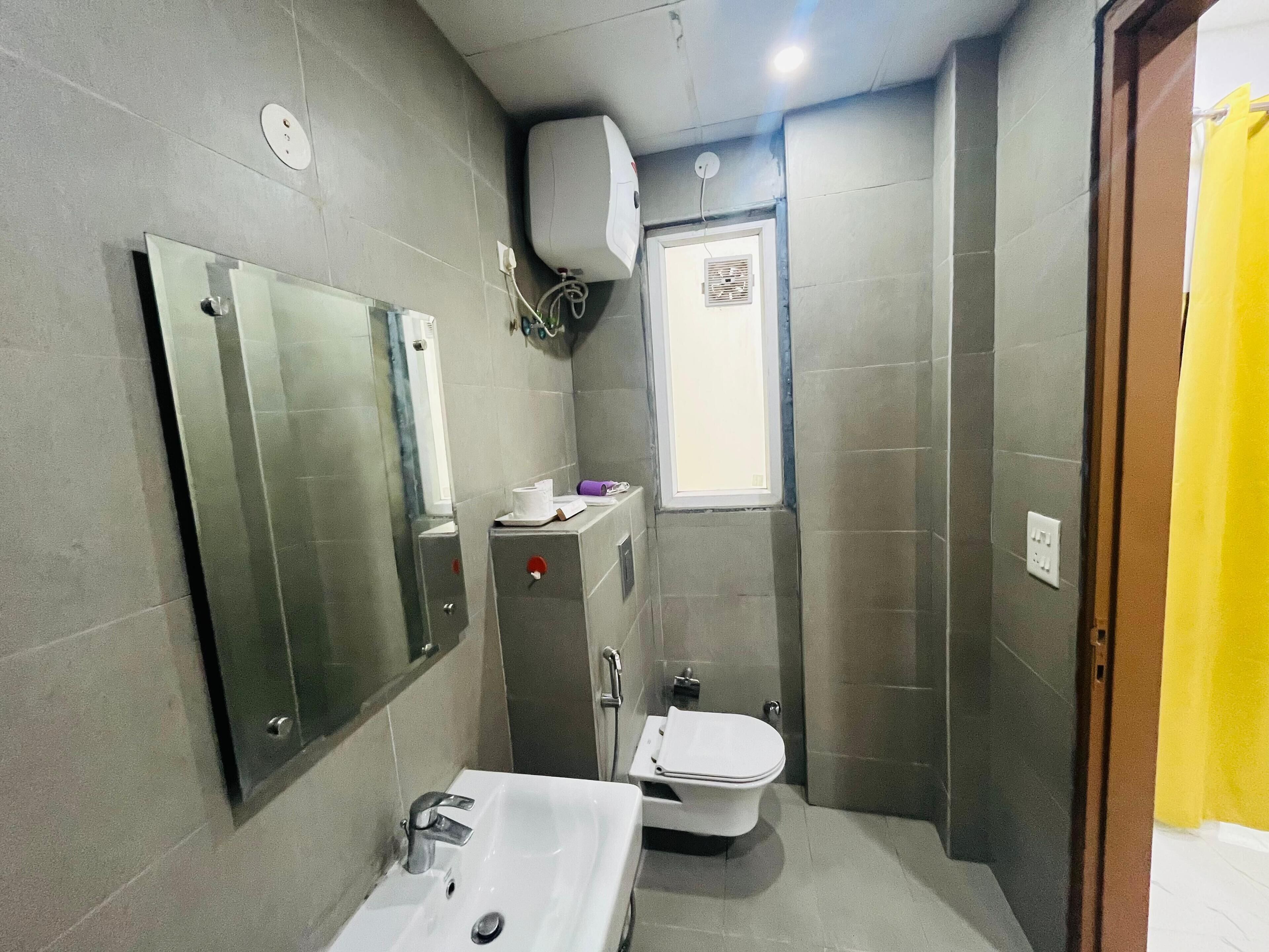 Un baño pequeño con lavamanos, inodoro y espejo.