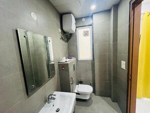 Căn hộ Tiêu chuẩn | Phòng tắm | Buồng tắm vòi sen, vòi sen phun mưa, đồ dùng nhà tắm miễn phí 