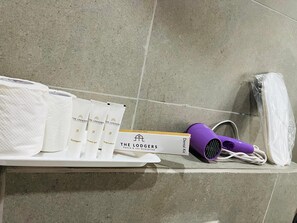 Departamento Premium | Baño | Regadera, regadera tipo lluvia, amenidades de baño gratuitas