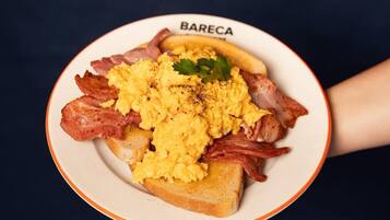 Colazione a buffet, servita tutte le mattine (15 GBP a persona)