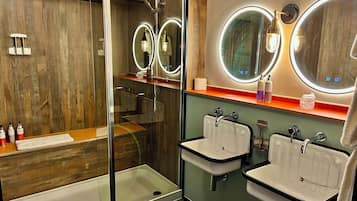 Family Double or Twin Room | Bathroom | Free toiletries, hair dryer, towels, soap