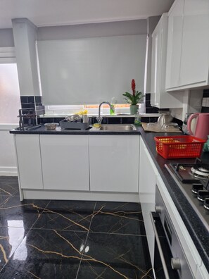 ハウス | 専用キッチン | 冷蔵庫、電子レンジ、オーブン、コンロ