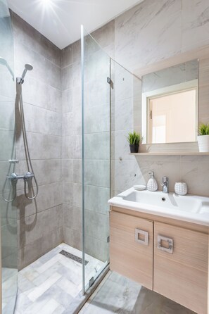 Bañera de hidromasaje, secador de pelo, toallas, jabón