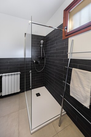 Apartment | Badezimmer | Dusche, Haartrockner, Bidet, Handtücher