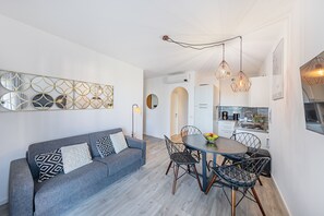 Apartment | Wohnbereich | Fernseher