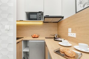 Studio, Kitchen | Private kitchenette | Microwave, dining tables - Stylish Studio Seredyńskiego by Renters (Gdansk)