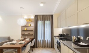 Fridge, microwave, stovetop, coffee/tea maker - Suite Odyssée 2 - Five Star Holiday House (Saint-Jean-Cap-Ferrat)