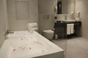A modern bathroom with a large bathtub, toilet, and sink. - Riva Hotel Nisantasi & Spa (Istanbul)