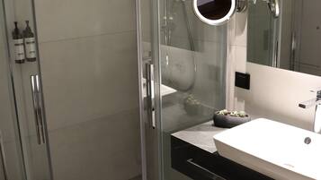 Deluxe-Zweibettzimmer | Badezimmer | Dusche, Regendusche, Haartrockner, Hausschuhe