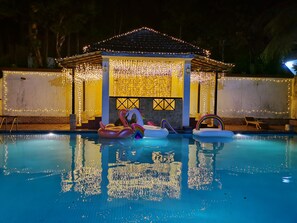 Una piscina al aire libre