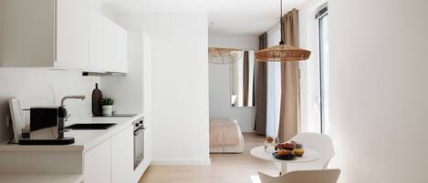 Leilighet, hageutsikt | Oppholdsområde | En 32-tommers smart-TV med kabel-kanaler samt Netflix og oppvarmet gulv