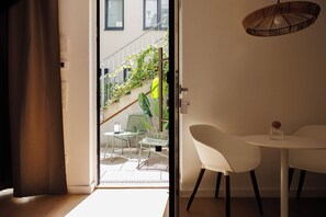 公寓, 花園景觀 | 起居區 | 32-吋智慧型電視、有線頻道、Netflix、地暖系統