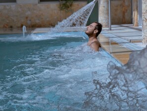 Una piscina cubierta