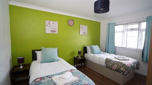 Iron/ironing board, free WiFi - 59B Comfortable Home Sleeps 8 (Hounslow)