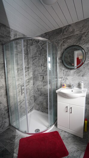 Shower, towels - 59B Comfortable Home Sleeps 8 (Hounslow)