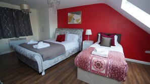 Iron/ironing board, free WiFi - 59B Comfortable Home Sleeps 8 (Hounslow)