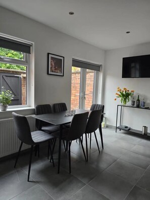 House | Dining - Perfect Home From Home/heart of Belfast/sleeps 6 (Belfast)