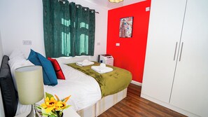 Classic Double Room | Iron/ironing board, free WiFi - Spacious 3BR House Sleeps 6 (Hounslow)