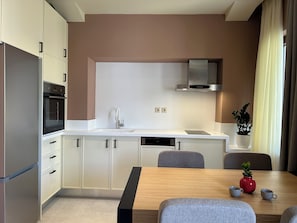 Suite Familiale | Cuisine privée | Grand réfrigérateur, micro-ondes, four, lave-vaisselle