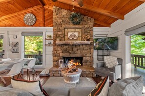 Interior - *NEW*Little Cub Cabin* Views | Pets | Couples (Cherry Log)