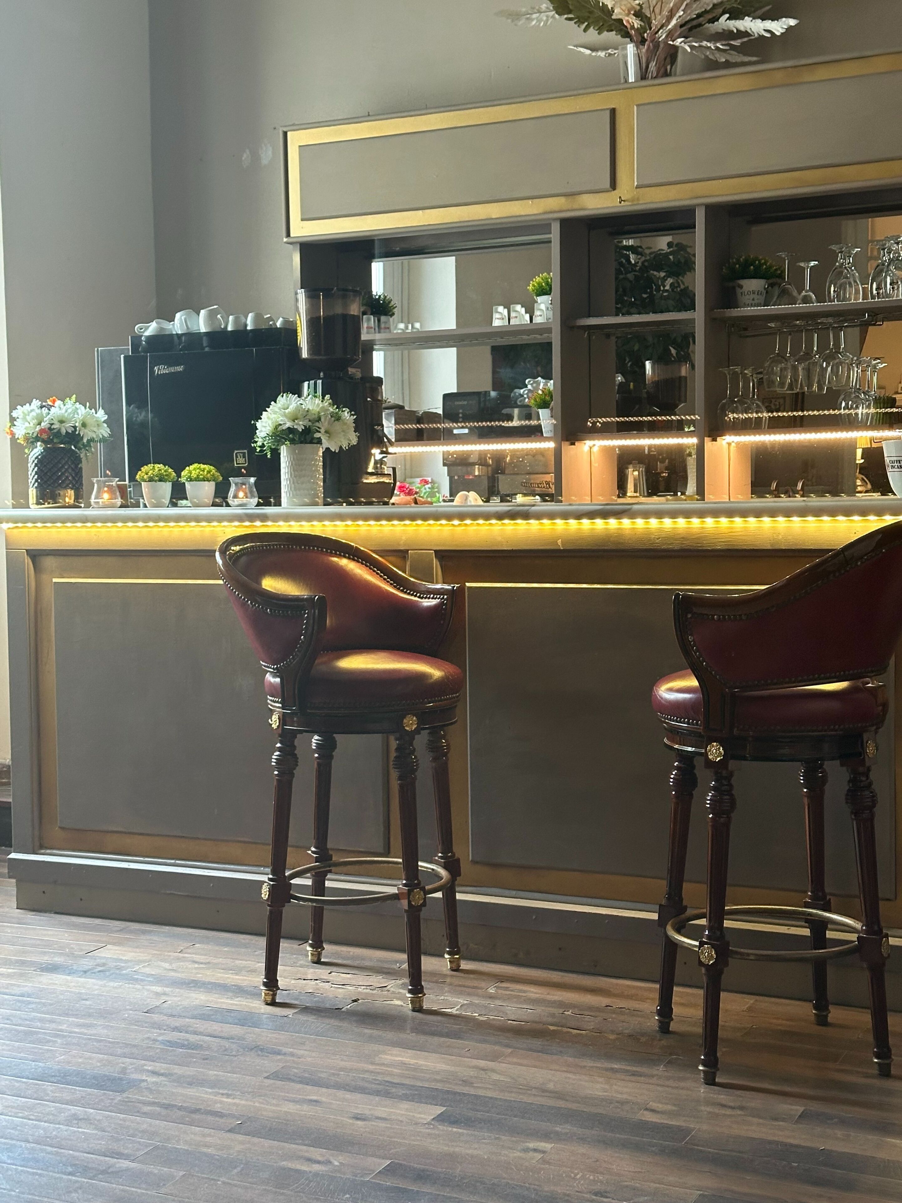 Zimmer, 1 Schlafzimmer, Balkon, Stadtblick | Bar (in der Unterkunft)
