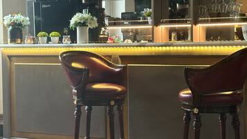 Zimmer, 1 Schlafzimmer, Balkon, Stadtblick | Bar (in der Unterkunft)