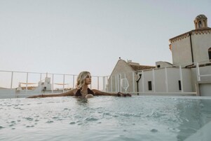 Una piscina al aire libre de temporada