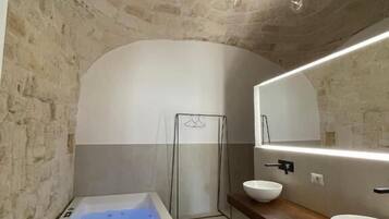 Doppelzimmer, 1 King-Bett und Schlafsofa, Nichtraucher, Stadtblick | Badezimmer | Hausschuhe