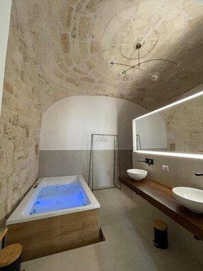 Habitació doble, 1 llit de matrimoni gran i sofà llit, no fumadors, vistes a la ciutat | Bany | Sabatilles 