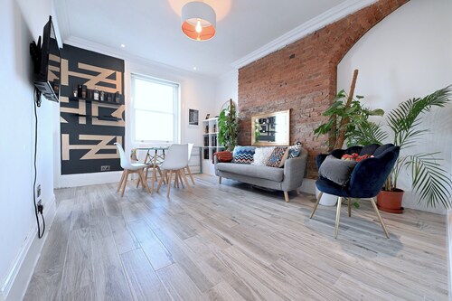 Close to Tube - Free Parking - Pet Friendly