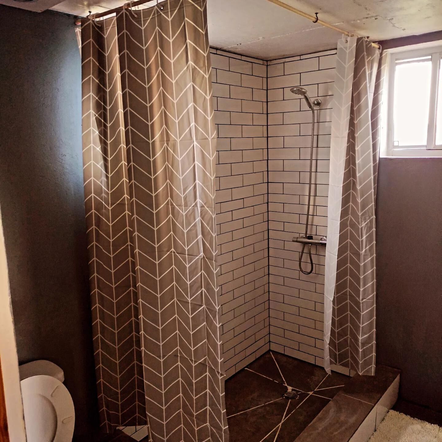 Chalet rustique | Salle de bain | Douche, serviettes fournies
