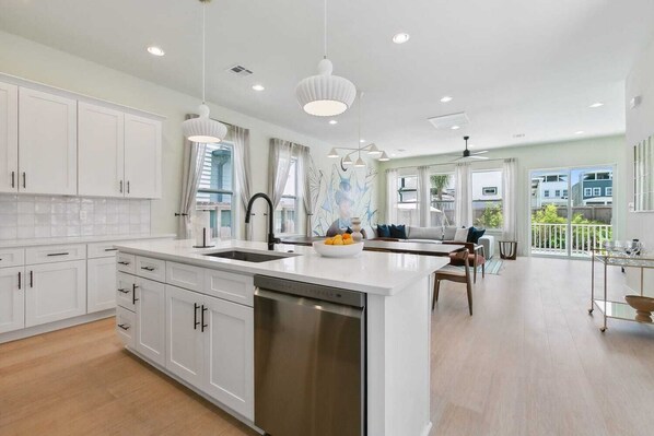 Fridge, microwave, oven, stovetop - Urban Oasis in heart of NOLA w/Heated Pool+Parking (New Orleans)