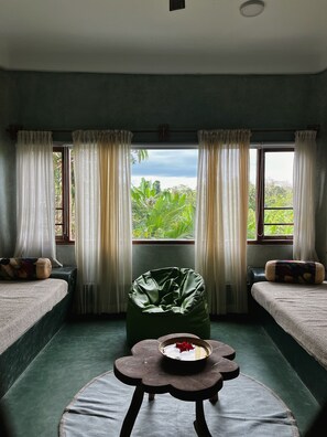 Rom – grand | Safe på rommet, blendingsgardiner, wi-fi (inkludert) og sengetøy