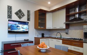 Kühlschrank, Ofen, Herdplatte, Wasserkocher