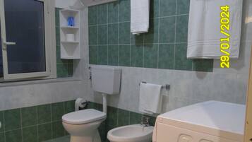 Dusche, kostenlose Toilettenartikel, Haartrockner, BademÀntel