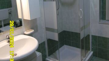 Douche, articles de toilette gratuits, sèche-cheveux, peignoirs