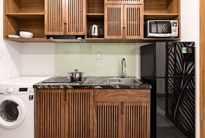 Appartement Deluxe, vue sur la ville | Cuisine privée | Réfrigérateur, four à micro-ondes, surface de cuisson