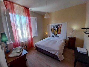 2 bedrooms, desk, iron/ironing board, free WiFi