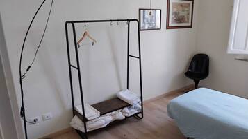 2 camere, una scrivania, ferro/asse da stiro, Wi-Fi gratuito