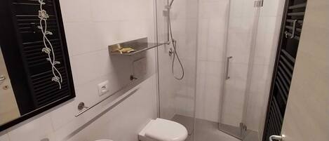 Dusj, hårføner, bidé og håndklær