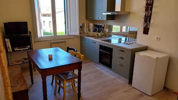 Frigorifero, forno, piano cottura, lavastoviglie