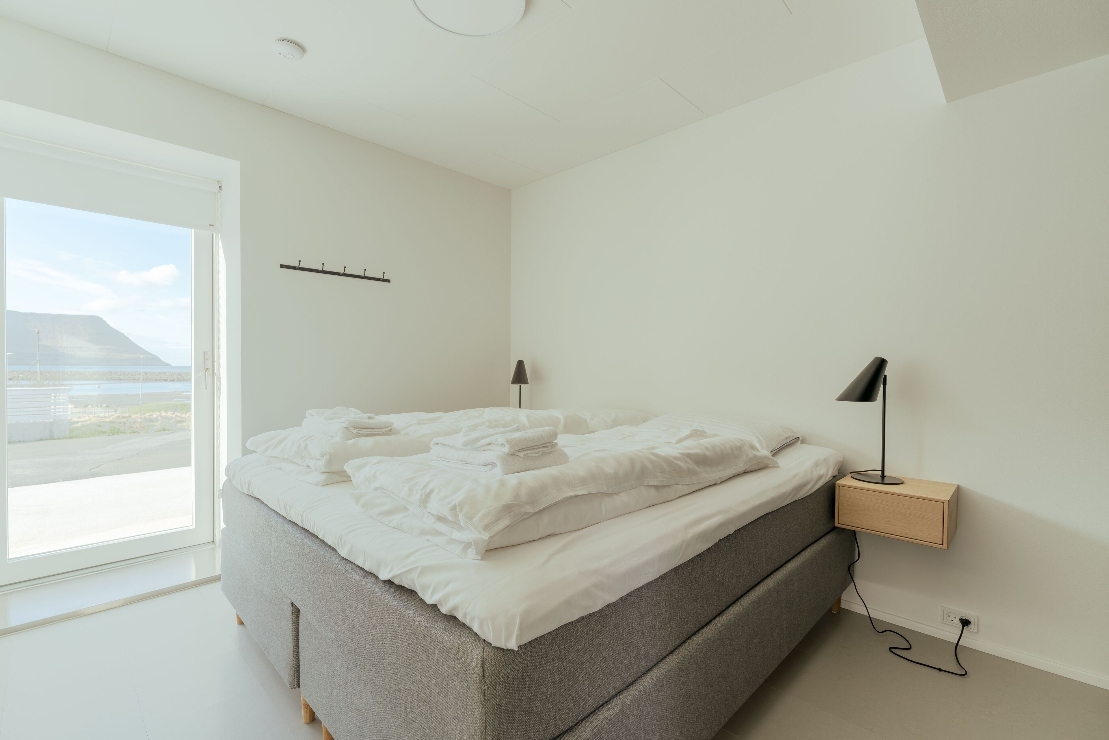 3 habitaciones, cortinas blackout y tabla de planchar con plancha 