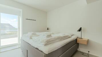 3 habitaciones, cortinas blackout y tabla de planchar con plancha