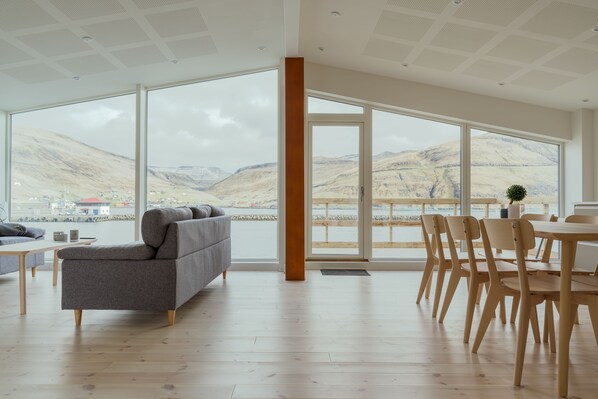 Appartement Panoramique | Coin séjour | Télévision de 43 pouces avec chaînes numériques