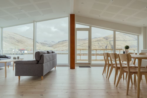 Seaside Nest | Charming Waterfront Retreat