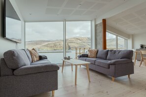 Appartement Panoramique | Salle de séjour | Télévision de 43 pouces avec chaînes numériques